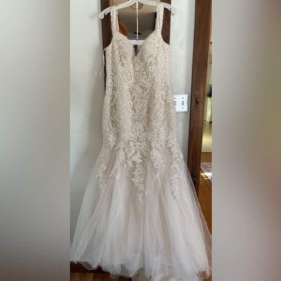 Maggie Sottero Ivory Lace Bridal Gown 14 - Picture 6 of 11